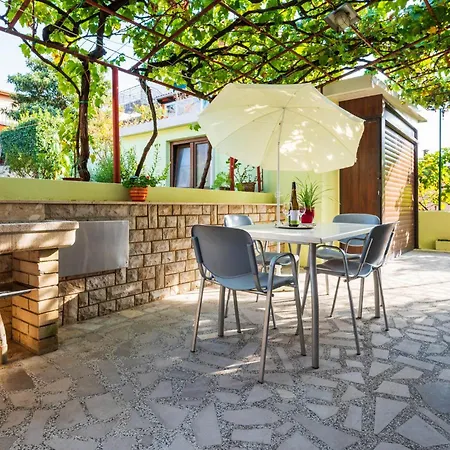 Apartment Lovely In With Wi-fi Pula