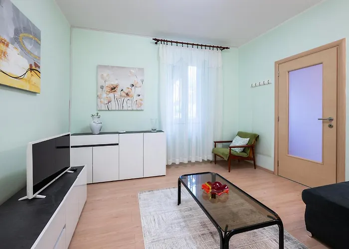 Apartament Lovely In With Wi-fi Pula